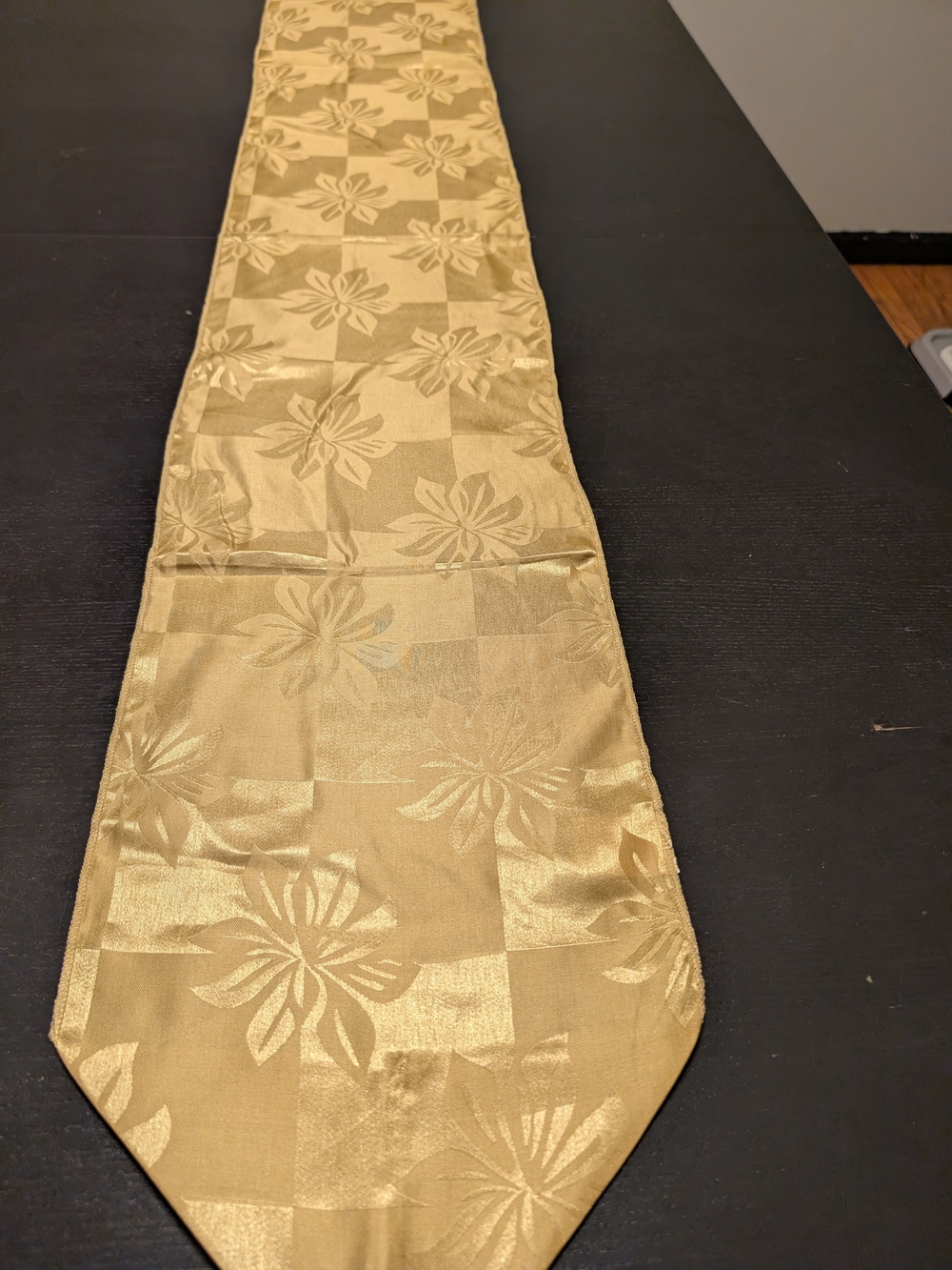 Gold Floral Jacquard Table Runner - Elegant Dining Accent